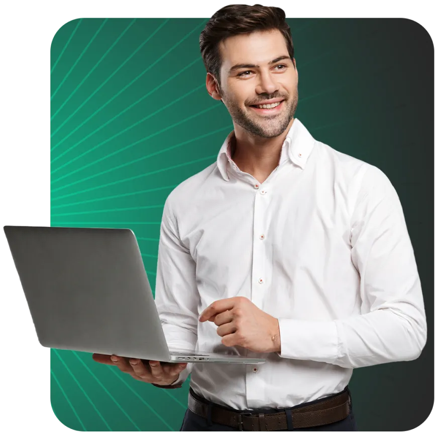 Profissional com notebook gerenciado pela Getel
